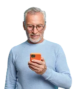 Adulto mayor revisando su celular