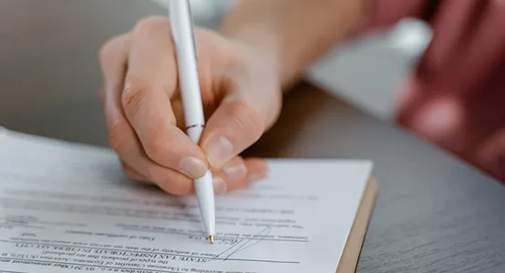 Contrato siendo firmado